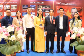 Đại tướng Phan Văn Giang - Bộ trưởng Bộ Quốc phòng thăm gian trưng bày của Hội Truyền thông số Việt Nam. 