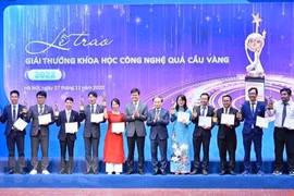10 cá nhân xuất sắc nhận giải thưởng KHCN Quả cầu vàng 2022 (ảnh: TTXVN)