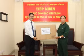 Nhiều cá nhân và đơn vị đã hưởng ứng cứu trợ cho các địa phương bị thiệt hại do thiên tai, bão lũ (ảnh: Đăng Khoa)