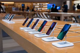 Một cửa hàng kinh doanh iPhone. Ảnh: Phone Arena