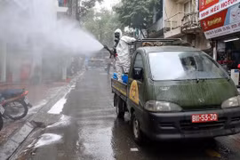 Quân đội phun thuốc khử trùng tại một con phố sau khi phát hiện một phụ nữ dương tính với Covid-19 (ảnh: EPA)