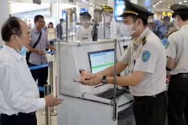 Hành khách sử dụng tài khoản VNeID trên điện thoại để làm thủ tục lên máy bay