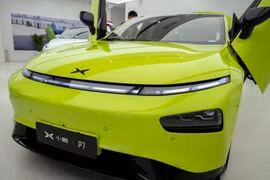 Một chiếc Xpeng P7 mới được trưng bày trong cửa hàng của Xpeng Motors tại một trung tâm mua sắm (Ảnh: Getty Images)