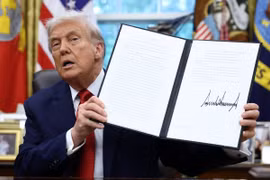 Tổng thống Trump ký sắc lệnh phê duyệt thỏa thuận chuyển nhượng TikTok. Ảnh: Reuters