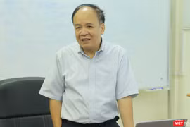 PGS.TS Nguyễn Ái Việt trong một cuộc hội thảo về dịch thuật tổ chức tại Đại học Bách Khoa Hà Nội.