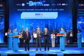 Ông Nguyễn Chiến Thắng - Giám đốc Trung tâm Ngân hàng số BIDV - đại diện BIDV nhận giải thưởng