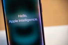 Trợ lý ảo Siri chưa đủ thông minh cũng như bị chậm trễ trong việc cập nhật các tính năng quan trọng. Ảnh: Bloomberg