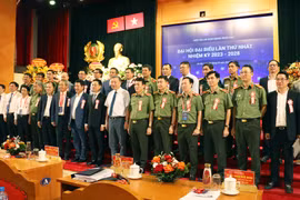 Bộ trưởng Bộ Công an Tô Lâm và Bộ trưởng Bộ Thông tin và Truyền thông Nguyễn Mạnh Hùng chụp ảnh lưu niệm với đại diện các đơn vị tham gia Hiệp hội An ninh mạng quốc gia