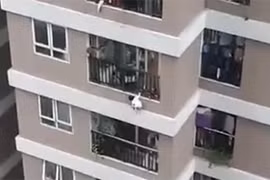 Video bé gái rơi từ tầng 12