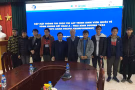 Ông Nguyễn Long - Tổng thư ký Hội Tin học Việt Nam và GS TS Nguyễn Thanh Thuỷ - Chủ tịch CLB các Khoa, Viện, Trường đào tạo CNTT chụp ảnh kỷ niệm với các thí sinh của Trường ĐH Công nghệ - ĐHQG Hà Nội sẽ tham gia ICPC 2024.