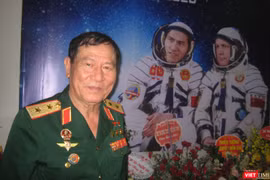 Trung tướng Phạm Tuân bên tấm ảnh lớn chụp kỷ niệm cùng phi công vũ trụ Gorbatko trước chuyến du hành vũ trụ cách đây 40 năm