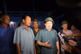 Phó Thủ tướng Trịnh Đình Dũng kiểm tra khu vực neo đậu tàu tránh trú bão tại Quảng Bình.