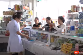 Người dân mua thuốc 