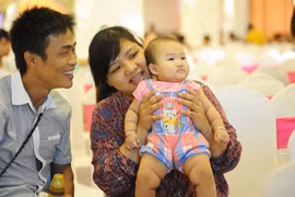 Cặp vợ chồng hạnh phúc khi có được đứa con mơ ước
