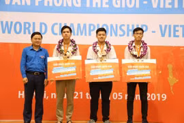 Đồng chí Nguyễn Anh Tuấn - Bí thư thường trực Trung ương Đoàn, Trưởng Ban chỉ đạo Cuộc thi MOSWC-Viettel 2019 trao giải cho 3 Quán quân Quốc gia năm nay (Ảnh: Trang TTĐT Đoàn TNCSHCM) 