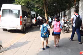 Học sinh ra về. Ảnh: Minh Thúy