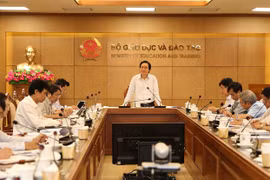 Bộ trưởng Bộ GD&ĐT Phùng Xuân Nhạ chủ trì cuộc họp.
