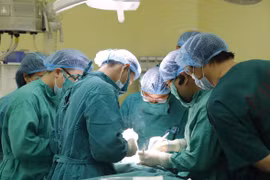 Ekip phẫu thuật cho bệnh nhân T. 