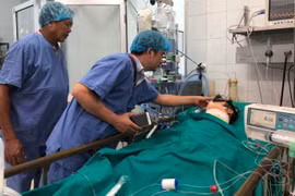 Gia đình gặp anh Soái lần cuối trước khi các bác sĩ đưa anh vào phòng mổ thực hiện ca lấy và ghép đa tạng. 