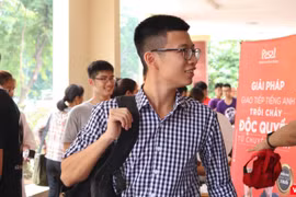 Sinh viên hào hứng trong ngày nhập học. Ảnh: Minh Thúy
