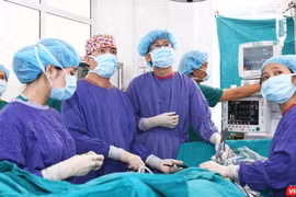 Bác sĩ phẫu thuật cho bệnh nhân