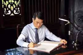 Ông Lê Minh Hưng, Thống đốc Ngân hàng Nhà nước Việt Nam kiêm giữ chức Chủ tịch Hội đồng quản trị Ngân hàng Chính sách xã hội thay ông Nguyễn Văn Bình.