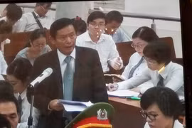 Luật sư Pham Trung Hoài trong phần biện hộ cho bị cáo Phạm Công Danh sáng 18/9. (Ảnh chụp màn hình: N.G)