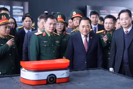 Robot AGV tự hành chia chọn tự động các loại hàng hóa nhẹ, mỏng, phù hợp với hàng hóa trên sàn thương mại điện tử do Viettel Post nghiên cứu, phát triển.