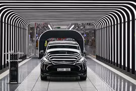 Tesla đang phải đối mặt với áp lực doanh số. Ảnh: Reuters.