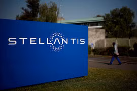 Logo của Stellantis bên ngoài tòa nhà của công ty tại Chartres-de-Bretagne gần Rennes, Pháp (Ảnh: Reuters)