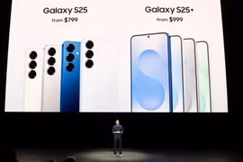 Drew Blackard, Phó chủ tịch quản lý sản phẩm, công bố những chiếc điện thoại Samsung Galaxy mới nhất. Ảnh: Reuters.