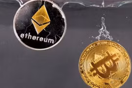 XRP, SOL, ADA, Bitcoin và Ether sẽ là những đồng tiền được đưa vào "kho bạc số" của Mỹ. Ảnh: Reuters.