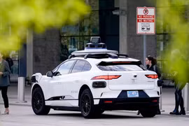 Một chiếc xe tự lái của hãng Waymo (ảnh: MIT Technology Review)