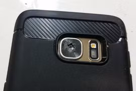 Mặt kính của camera chính trên vài mẫu smartphone cao cấp Galaxy S7 bị vỡ dù không bị ảnh hưởng bởi ngoại lực tác động lên bề mặt.