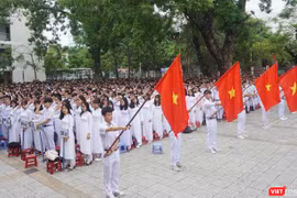 Quang cảnh chào cờ trong buổi Khai giảng tại trường THPT Phan Châu Trinh