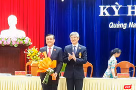 Ông Phan Việt Cường (bìa trái), Ủy viên Trung ương Đảng, Bí thư Tỉnh ủy Quảng Nam, Trưởng đoàn Đại biểu Quốc hội tỉnh vừa được HĐND tỉnh bỏ phiếu bầu chức danh Chủ tịch HĐND tỉnh Quảng Nam