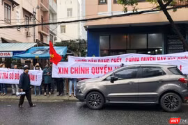 Hàng trăm khách hàng tập trungm căng biểu ngữ tại trụ sở Bách Đạt Corp sáng nay (17/1).