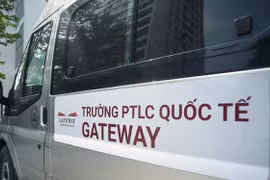 Xe đưa đón trẻ đến trường của trường Gateway