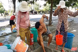 Đà Nẵng lại thiếu nước sinh hoạt, người dân phải chắt chiu, hứng từng xô nước