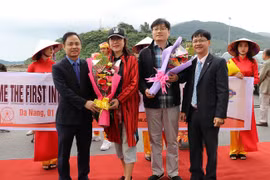 Lãnh đạo Sở Du lịch TP Đà Nẵng tặng hoa chúc mừng những vị khách quốc tế đầu tiên xông đất Đà Nẵng trong năm 2019.
