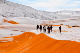 Năm 2016, cư dân bản địa đã nhìn thấy tuyết rơi tại sa mạc Sahara. Nguồn: RT