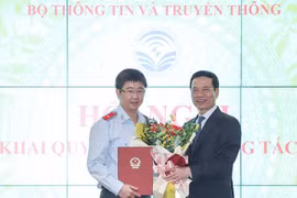 Ông Bùi Hoàng Phương (trái) khi nhận quyết định làm Vụ trưởng Vụ Tổ chức cán bộ của Bộ Thông tin và Truyền thông, do Bộ trưởng Nguyễn Mạnh Hùng trao (tháng 10/2022) - Ảnh: mic.gov.vn