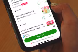 Khách hàng dùng ZaloPay để thanh toán cho dịch vụ giao đồ ăn GoFood
