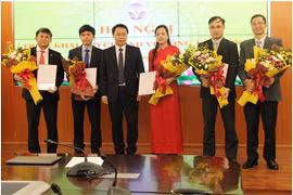 Thứ trưởng Nguyễn Huy Dũng trao quyết định cho các cán bộ. Ảnh: Mic