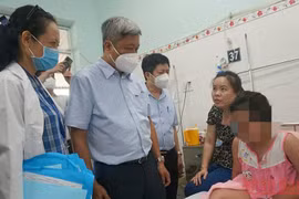 Thứ trưởng Y tế Nguyễn Trường Sơn kiểm tra công tác điều trị bệnh sốt xuất huyết tại Bệnh viện quận 8, TP.HCM