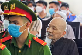 Bị cáo Lê Tùng Vân mệt mỏi ngồi dự phiên xử, liên tục ngáp ngủ tại phiên tòa. Ảnh - Báo Pháp luật
