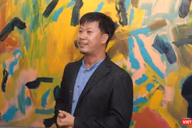 Tác giả Bùi Quang Viễn tại triển lãm đầu tiên mang tên Improvisation (tạm dịch: Ứng tác) trưng bày 29 tranh theo trường phái trừu tượng tại phòng tranh Alpha Art Station