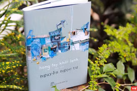 Nguyễn Ngọc Tư vừa ra mắt độc giả tập tản văn mới “Hong tay khói lạnh” 