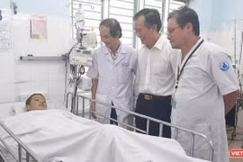 Bác sĩ Trương Hữu Khanh lưu ý, khi có các dấu hiệu chuyển nặng, bệnh nhi cần được tới cơ sở y tế gần nhất, nhiều trường hợp ngoài COVID-19 trẻ còn mắc thêm bệnh khác cần cấp cứu, chẳng hạn như sốt xuất huyết, sốt siêu vi...
