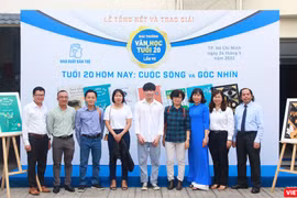 Ban tổ chức và Ban giám khảo chụp ảnh với các tác giả đoạt giải